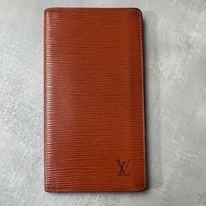 AUTHENTIC Vintage Louis Vuitton Porte
Yen Cartes Brown Epi Leather Wallet.